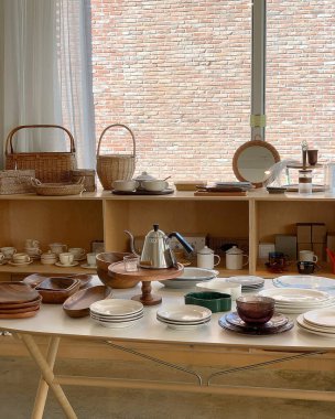 Mutfakta farklı tabaklar olan boş bir masa.