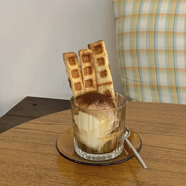 Bir fincan kahve ve çikolatalı waffle. yüksek kaliteli fotoğraf