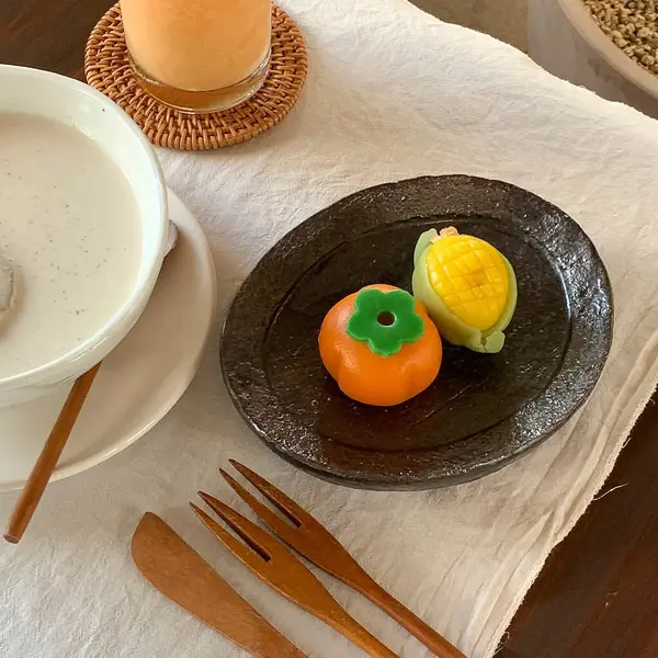 Kahve ve kruvasanla kahvaltı..