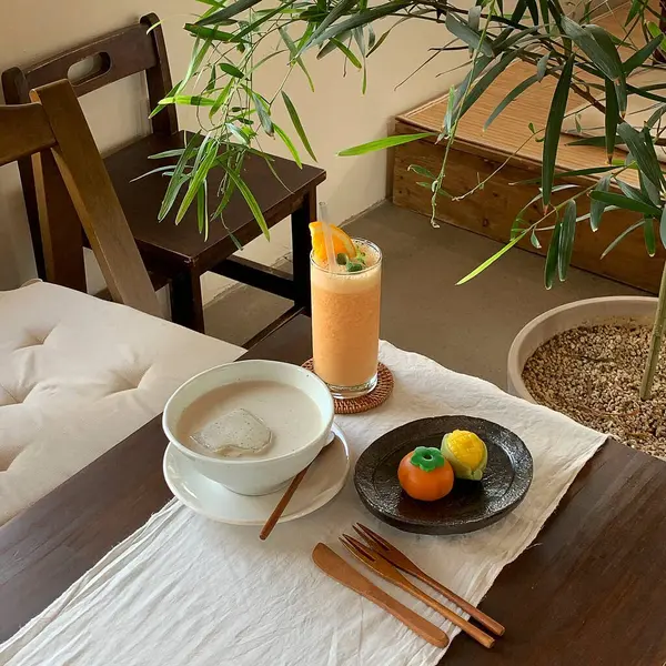 Bir fincan buzlu çay ve beyaz bir fincan