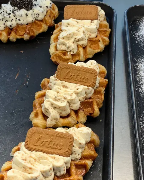 Çikolatalı kremalı Belçika waffle 'ı.
