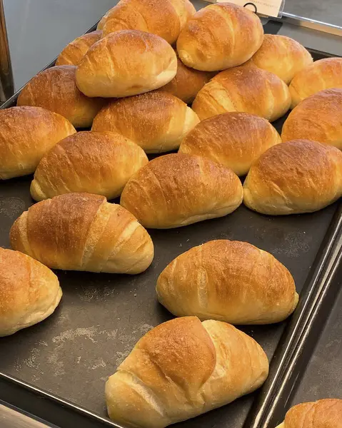 Fırında susam tohumlu taze ekmek ve tereyağı..