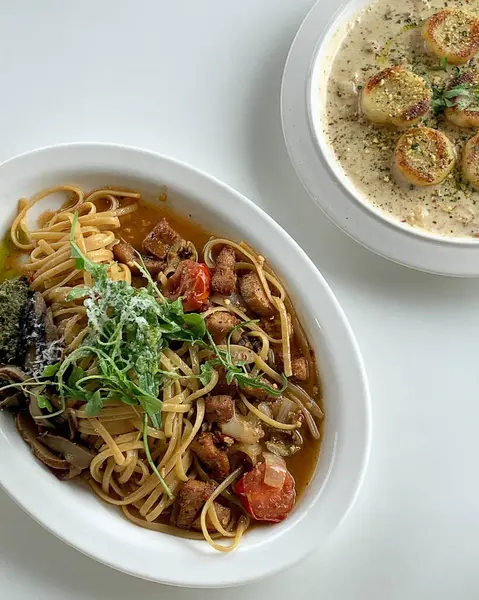 Beyaz masada erişteli ve mantarlı lezzetli bir çorba.