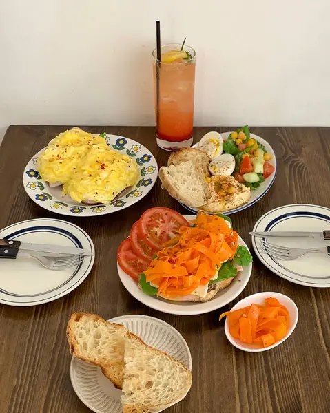 Ahşap masaya Servis Kahvaltı