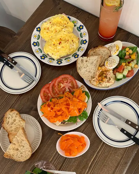 Tahta bir masada bir tabak kahvaltı.