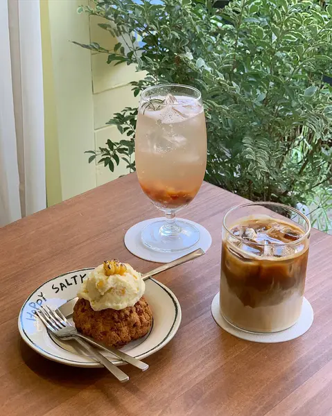 Bir bardak sütlü kahve.