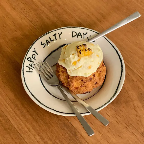 Bir dilim kek, bir tabak dondurma ve bir fincan çay.