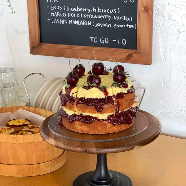 Tahtada böğürtlenli lezzetli pasta