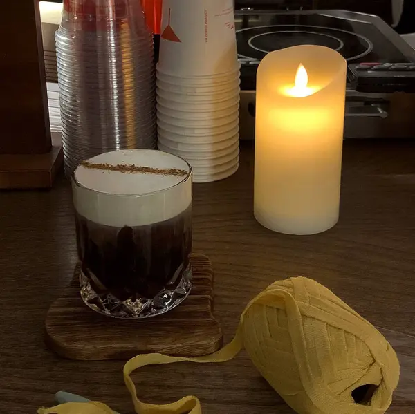 Kahve fincanı ve çay masada.