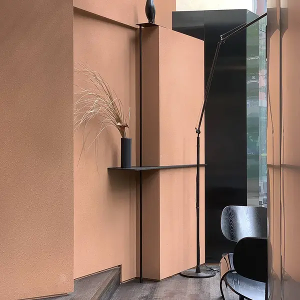 Modern kahve fincanı ve penceresinin arkasında kahve fincanı olan masa. modern tasarım.