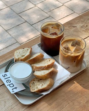 Sütlü buzlu kahve.