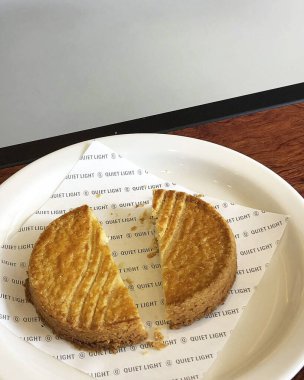 Çikolatalı lezzetli bir pasta ve ahşap bir masada beyaz bir tabak.