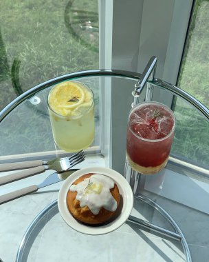 Bir bardak taze meyve suyu ve bir fincan kahve.