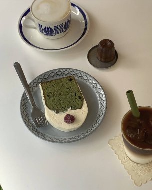 Dondurma ve kahveli lezzetli çikolatalı kek.