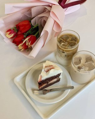 Bir fincan kahve ve beyaz arka planda bir kek.