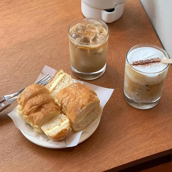 Lezzetli ve tatlı kruvasan masada.