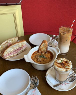 Masadaki lezzetli yemek ve içeceğin yüksek açılı görüntüsü.