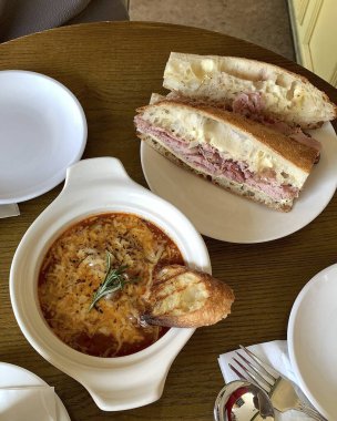 Bir tabak çorbanın mutfak fotoğrafı.