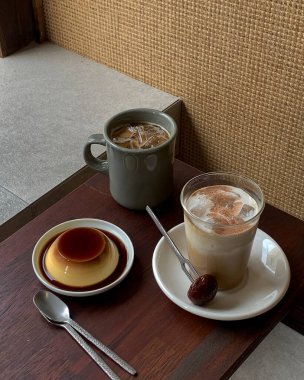 kahve fincanı ve kahve masada.