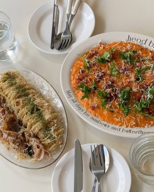 Makarna tavuk ve domates sos ile