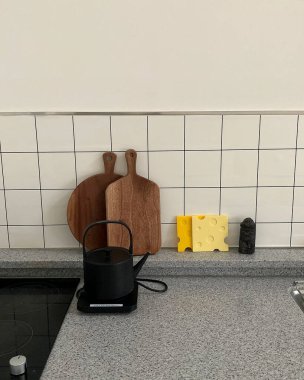 Mutfakta mutfak aletleri ve aksesuarlar var.