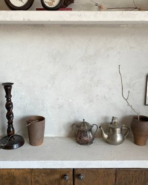 Masanın üzerinde eski mutfak aletleri var.