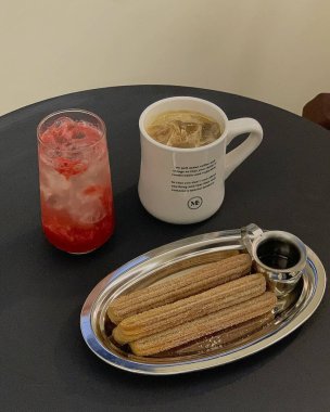 Tahta masada bir fincan kahve ve kurabiye.