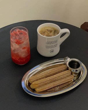 Tahta bir masada bir fincan kahve ve bir fincan çay.