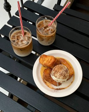 Dondurma ve beyaz arka planda bir fincan kahve.