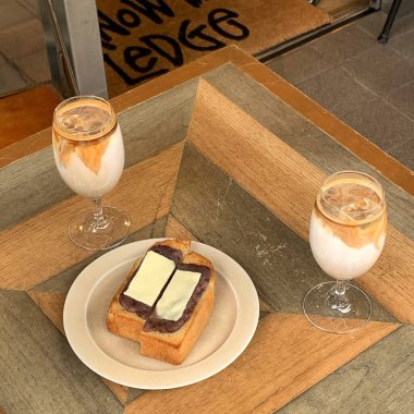 Sütlü beyaz tabakta kahve ve dondurma.