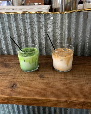 Dikey olarak iki bardak taze meyve suyu.