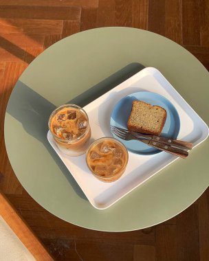 Kahve ve kek üzerine tablo