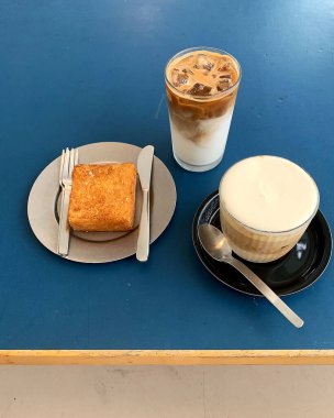 kahve ve kruvasan ahşap arka plan üzerinde