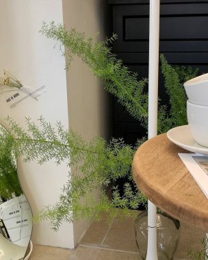 Bir fincan çay ve bir bardak suyla güzel bir masa.