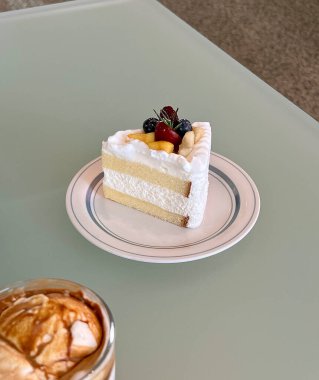 Krem şanti ve böğürtlenli cheesecake