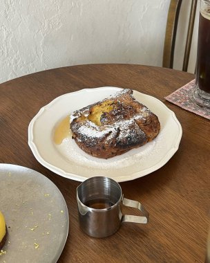 Masanın üzerinde ev yapımı çikolatalı kek var.