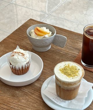 Bir bardak kahve, dondurma ve bir fincan çay.