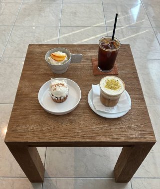 Masaya bir fincan kahve ve çay.