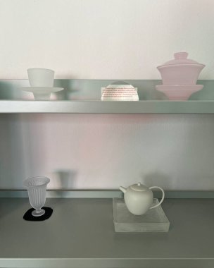 Kahve fincanı ve kahve demliği masanın üstünde.