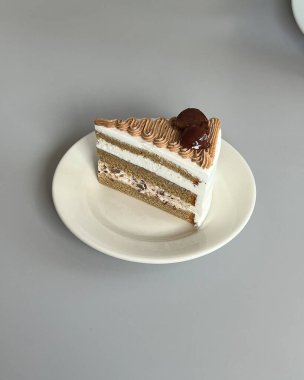 Kremalı ve fındıklı çikolatalı pasta