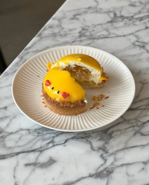 Meyve ve fındıklı taze kek.