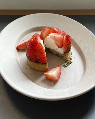 Kremalı ve çilekli lezzetli çikolatalı pasta.