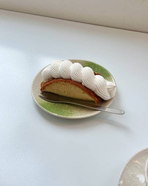 Kremalı ve kremalı lezzetli bir pasta.