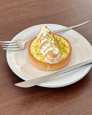 Kek ve dondurma tabakta.