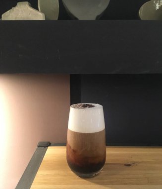 Masada buzlu kahve fincanı.