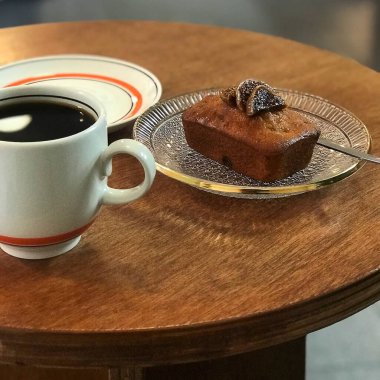 Kahve ve çikolatalı kek.