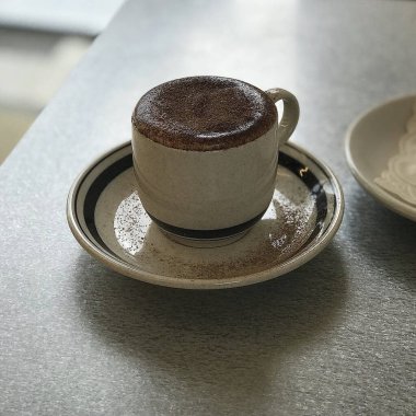 Masada bir fincan kahve.