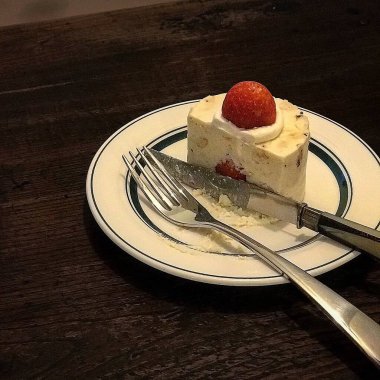 Kremalı ve dutlu lezzetli çikolatalı pasta.