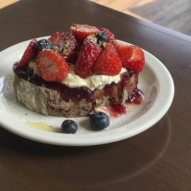 Çilekli ve çikolatalı taze ekmek.