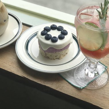 Dondurmalı kek ve taze böğürtlen.